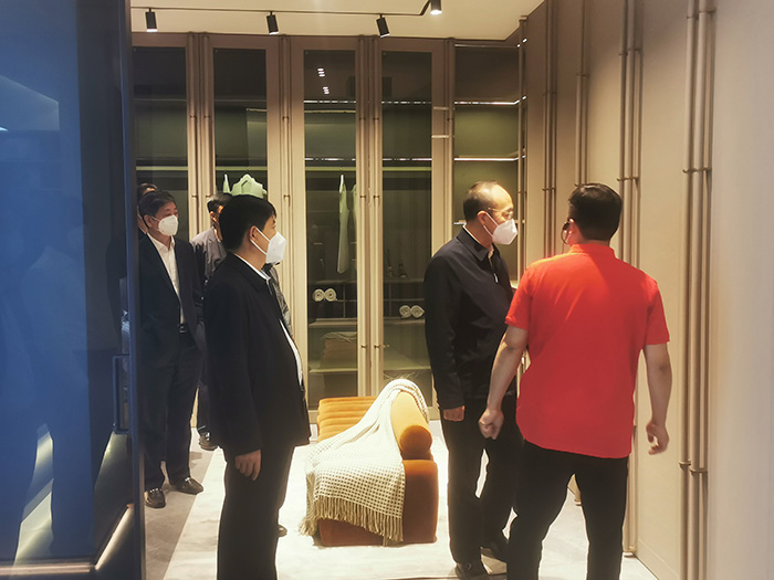 参观BBIN宝盈集团家居出产车间